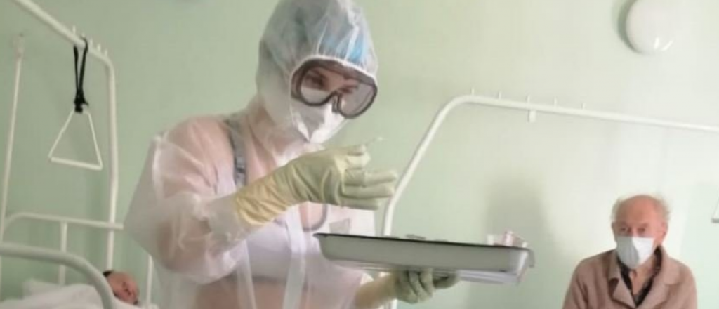 Sancionan a una enfermera rusa por usar un traje transparente