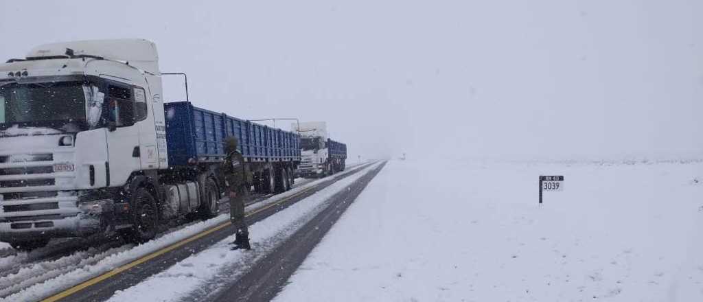 Video: Alta Monta&ntilde;a y Ruta 40 inhabilitadas por acumulaci&oacute;n de nieve