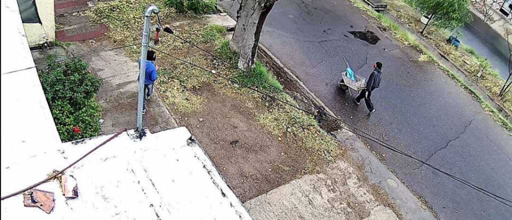 Video: abren ventanas para robar en el barrio Municipal de Las Heras