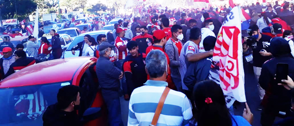 Hinchas de San Martín de Tucumán se manifestaron pidiendo el ascenso