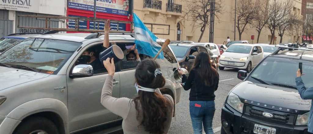 Protesta por dos médicos con coronavirus acusados de propagación en Córdoba