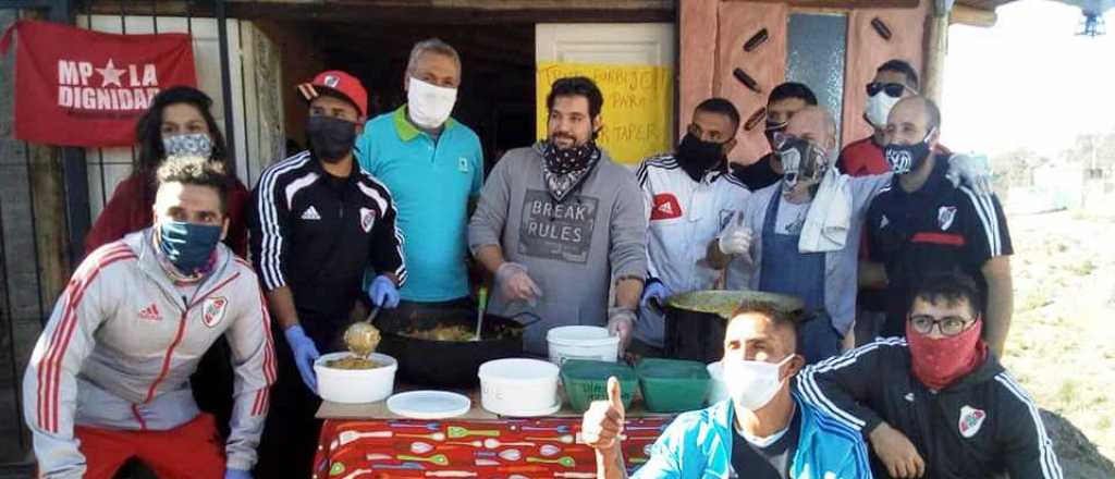 La Filial Mendoza de River cocinó para chicos del barrio La Favorita
