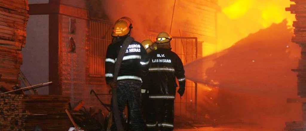 Por un cortocircuito se incendió toda una casa en Las Heras
