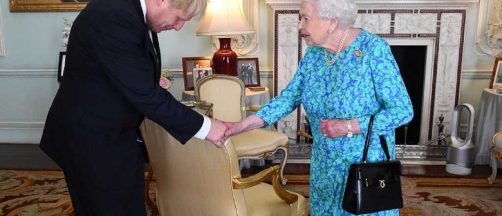 Un "regalo" muy particular de la Reina Isabel a Boris Johnson 