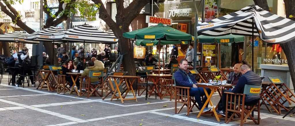 Gran movimiento en los caf&eacute;s del centro mendocino