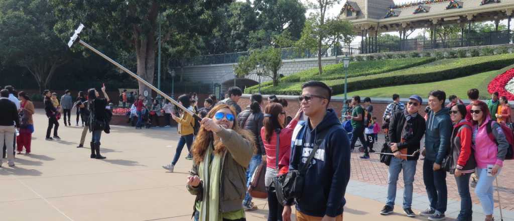 Disney se suma a la moda de prohibir los "selfie sticks"