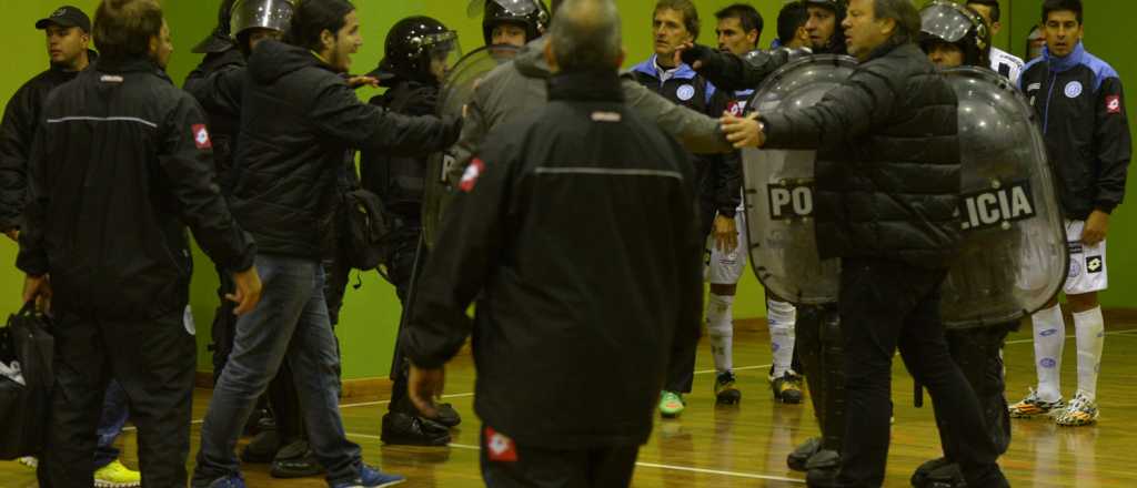 El DT de Belgrano acus&oacute; a la Polic&iacute;a de Mendoza: "Nos cagaron a palos"