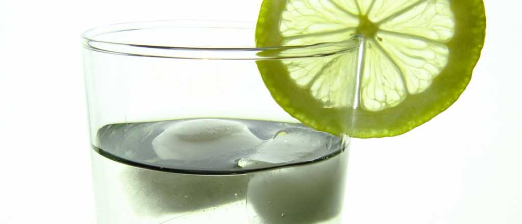 ¿Tiene sentido la moda de tomar agua tibia con limón por las mañanas?