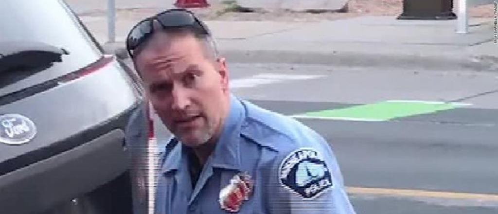 Detuvieron al polic&iacute;a que asfixi&oacute; al afroamericano George Floyd