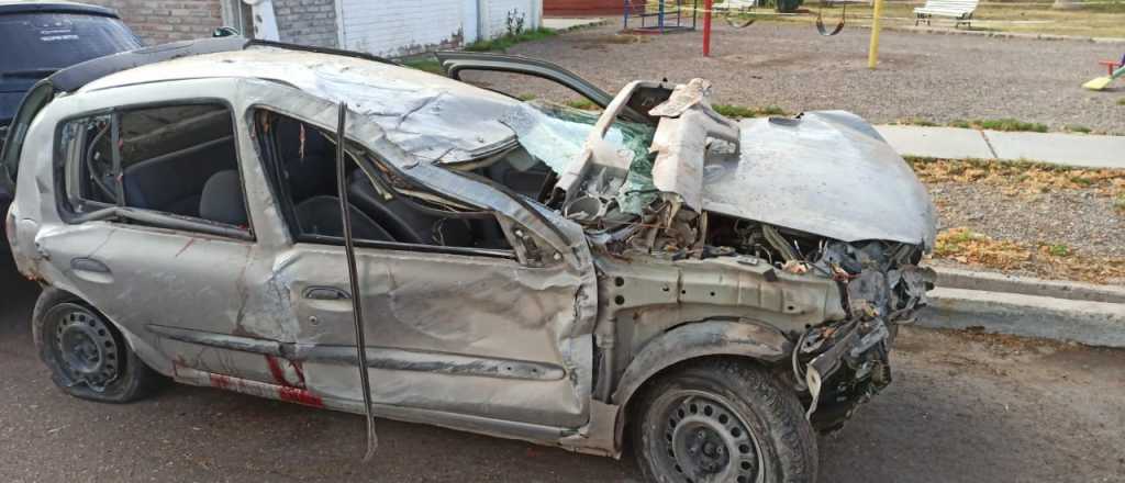 Dos hombres chocaron contra un árbol con su auto y murieron en Maipú