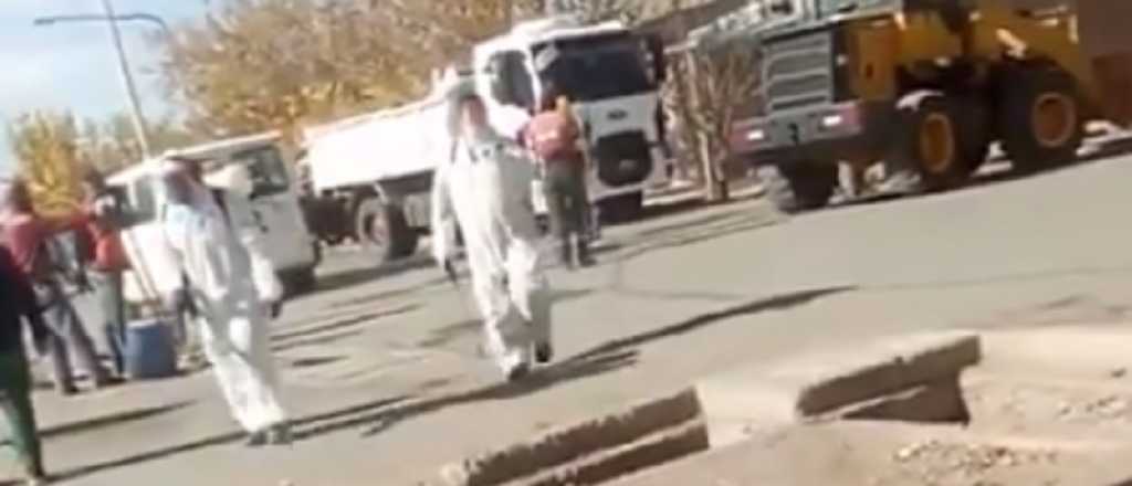 Video: así desinfectan el barrio de Las Heras donde reside la familia contagiada