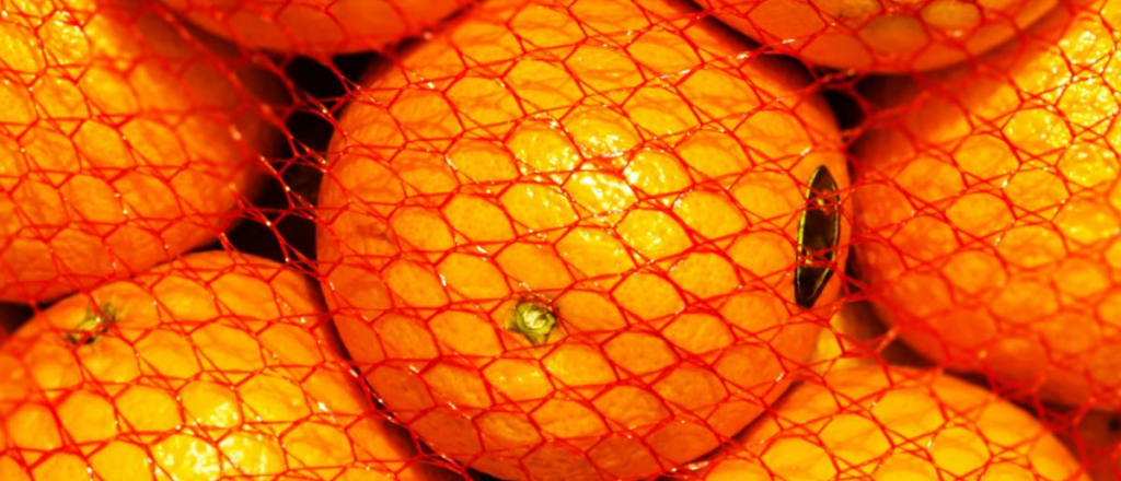 La curiosa razón por la que las naranjas se venden en una malla roja