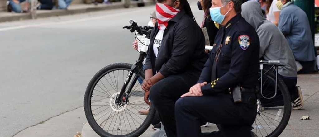 Los elocuentes gestos de policías en solidaridad con los manifestantes de USA