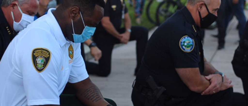 Los elocuentes gestos de polic&iacute;as en solidaridad con los manifestantes de USA