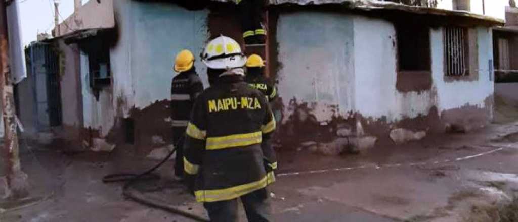 Una pareja quiso secar un colchón y se incendió su casa en Maipú