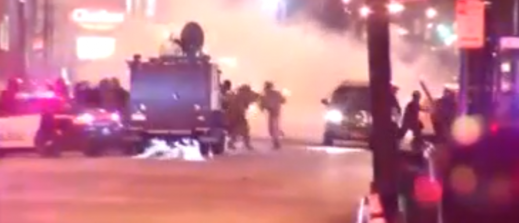Video: auto embistió a un grupo de policías en Nueva York