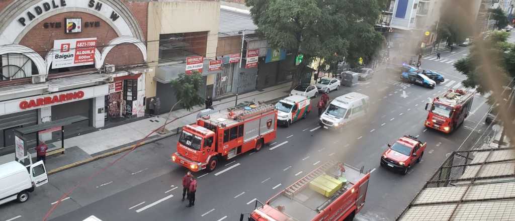 Seis bomberos heridos por una fuerte explosión en un edificio de Capital Federal