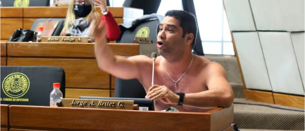 Un diputado paraguayo se sacó la ropa en medio de la sesión