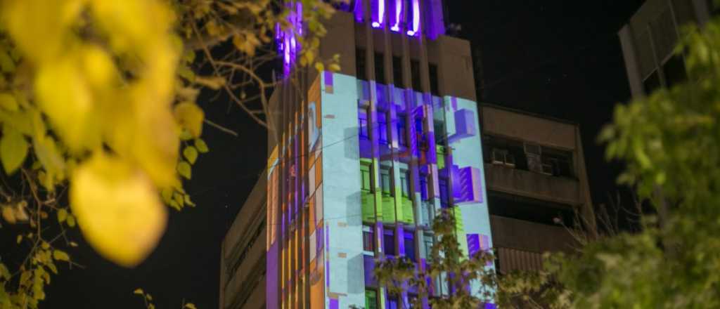 Histórica proyección sobre el Edificio Gómez realizada por artistas mendocinos