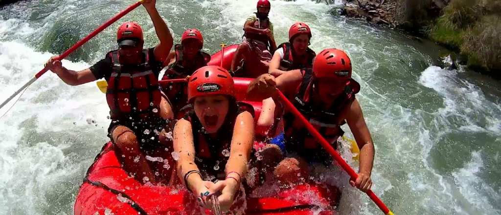 Una balsa con turistas se dio vuelta en el Río Atuel y debieron rescatarlos