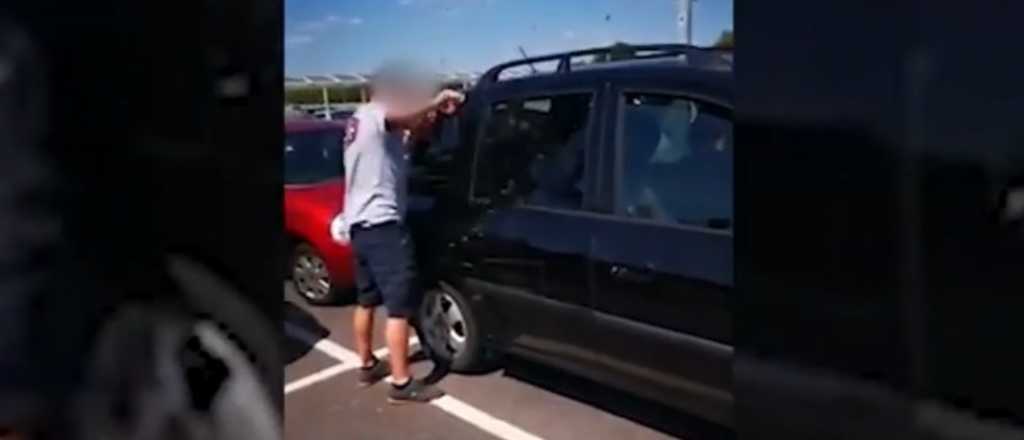 Video: un hombre rescat&oacute; a un perro que estaba encerrado en un auto