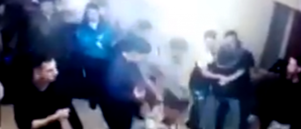 Video: hicieron una fiesta, violaron la cuarentena,  y terminaron a los golpes