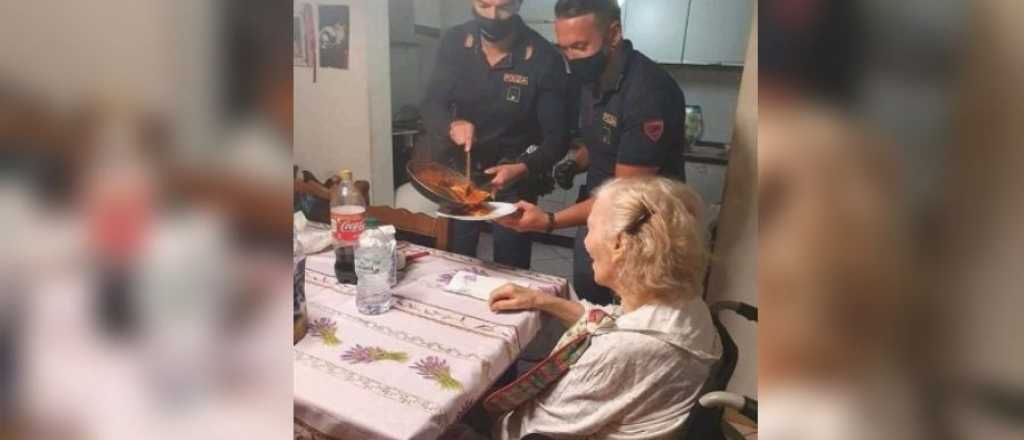 Dos policías le prepararon la cena a una jubilada que no podía moverse