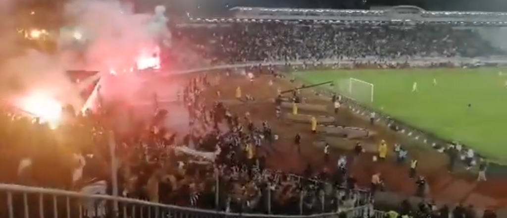 El impresionante festejo de una hinchada en un partido jugado en Serbia