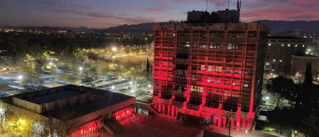Iluminaron el edificio de la Municipalidad de Mendoza en honor a la Cruz Roja