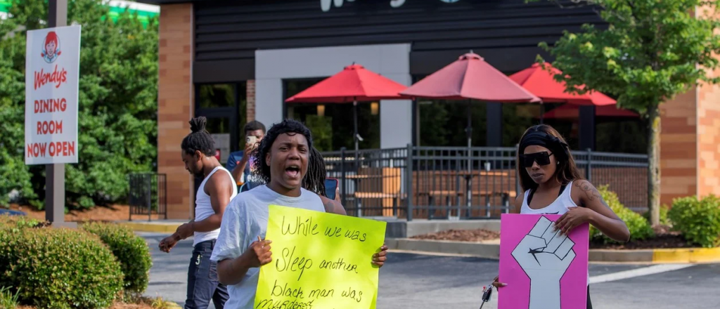 Policías matan a tiros a un joven afroamericano en Atlanta