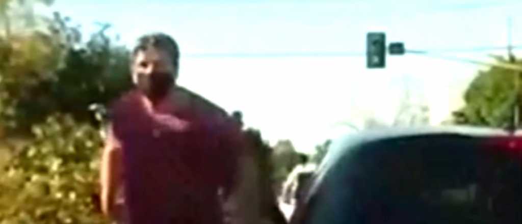 Video: un conductor golpeó a un anciano por manejar sin barbijo