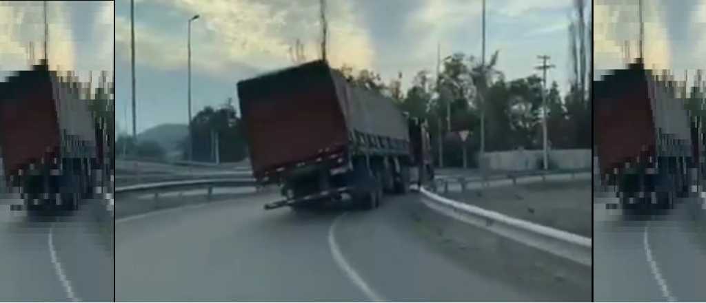 Video: volcó un camión que se dirigía al paso Cristo Redentor