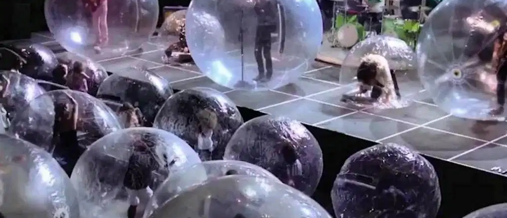 Una banda se presentó en televisión dentro de burbujas