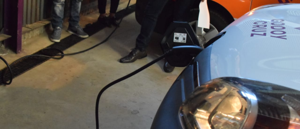 Godoy Cruz puso una estaci&oacute;n de carga solar para veh&iacute;culos el&eacute;ctricos
