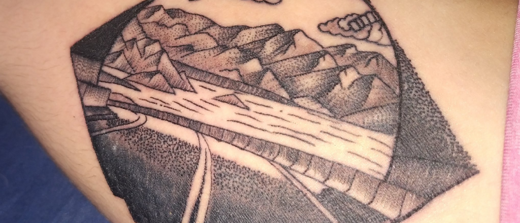 Mendocinidad al palo: se tatuó la "foto" del túnel de Potrerillos