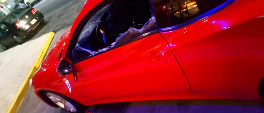 Habl&oacute; el hombre al que la mujer le rompi&oacute; el auto a palazos: "La amo mucho"