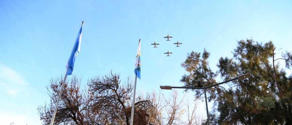 Aviones "Pampa II" sobrevolaron Mendoza para homenajear a la bandera