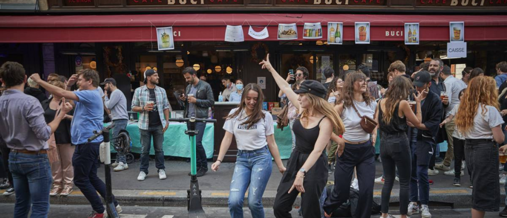 Temen un rebrote en París luego de la fiesta que autorizó el gobierno