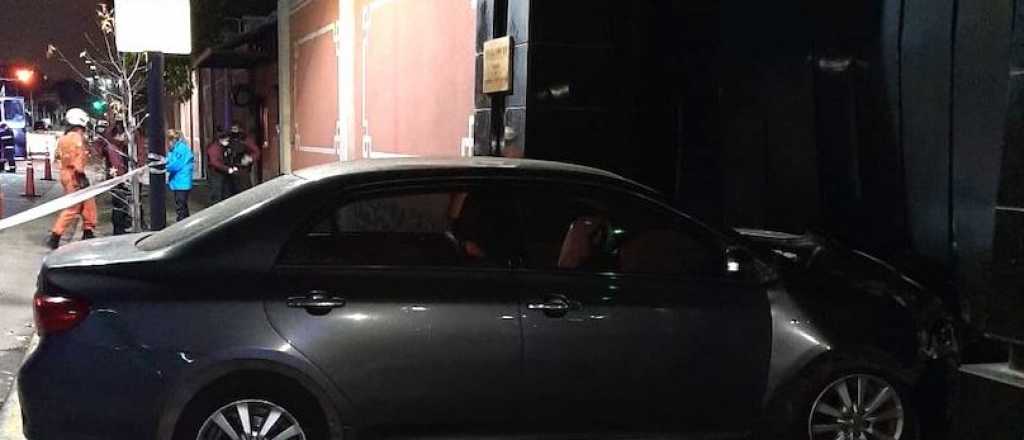 &iquest;Ataque? Un auto se estrell&oacute; contra el ingreso de la Embajada de China