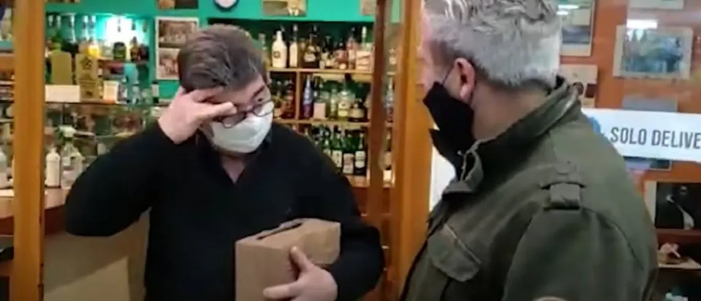 Video: iba a cerrar su bar por la crisis, pero sus colegas lo salvaron de la quiebra