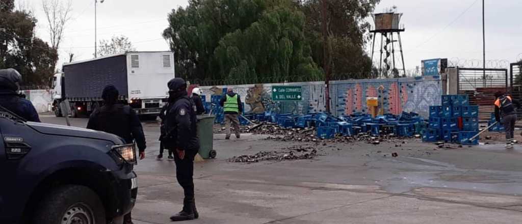 El camión que volcó en Godoy Cruz desparramó 3.600 litros de cerveza 