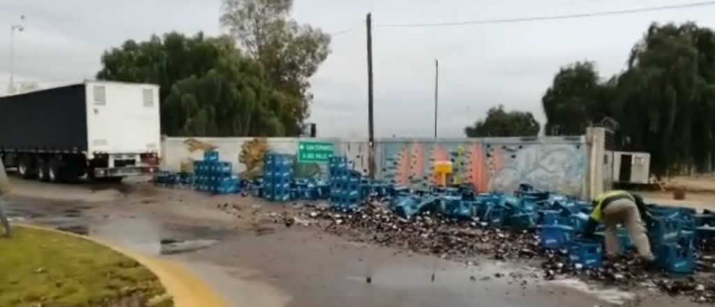 Video: volcó un camión en la entrada al barrio La Gloria