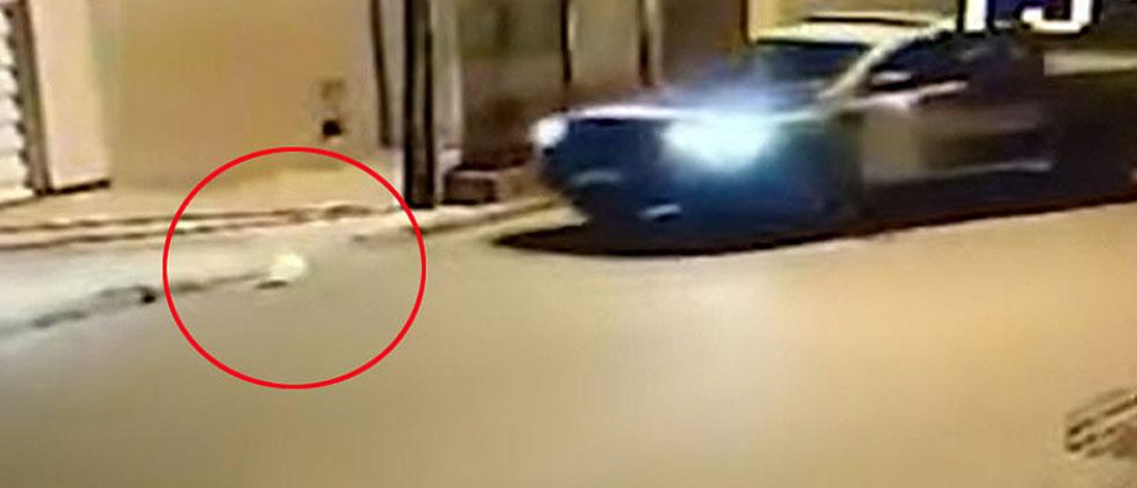 Video: policías intentaron explotar un globo con un patrullero y los sancionaron