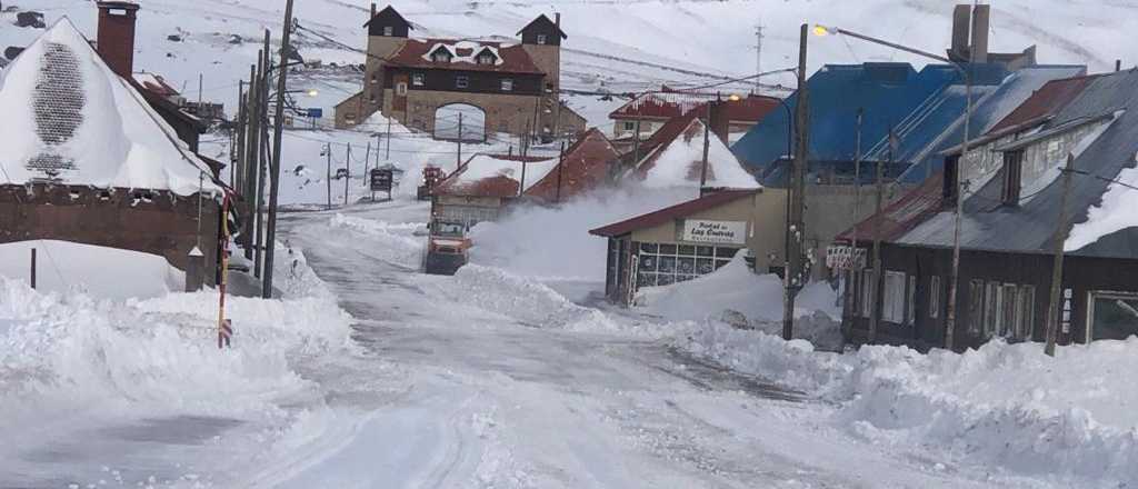 Impactantes imágenes: la nieve tapó el paso a Chile