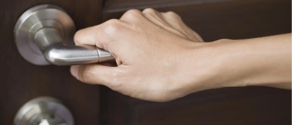 San Martín: fue a comprar un TV, le recibieron la plata y le cerraron la puerta