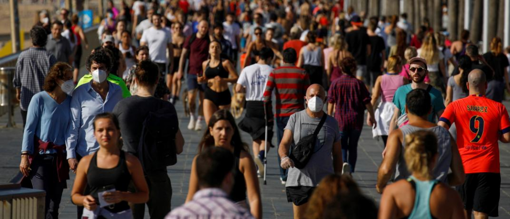 Aíslan a 200.000 personas en España por rebrote de coronavirus en Cataluña