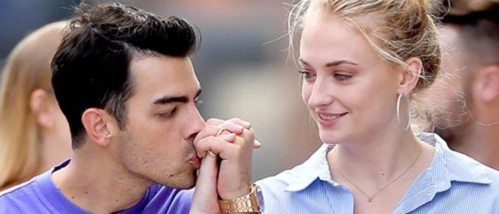 Sophie Turner se mostr&oacute; embarazada paseando con su esposo