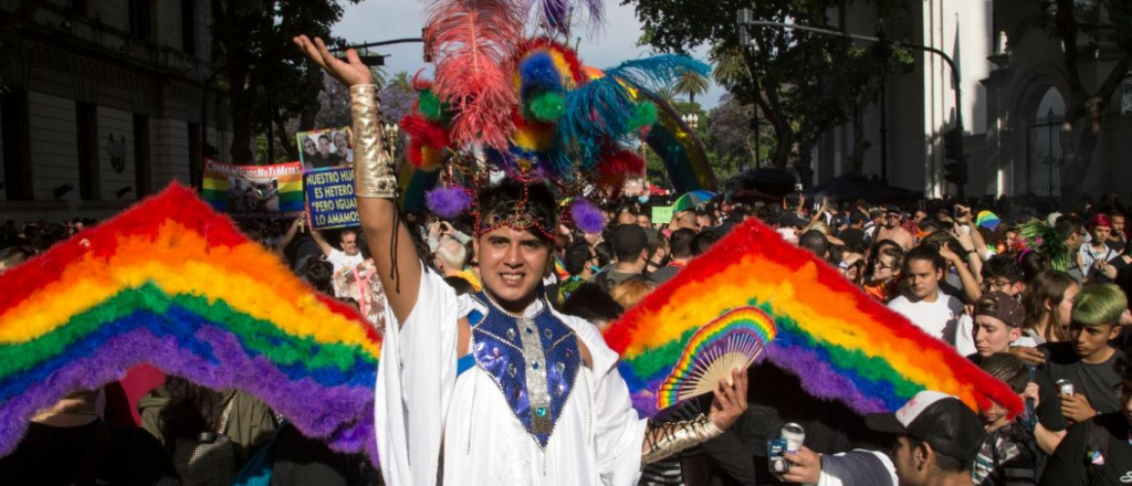 Aerolíneas firma acuerdo para promocionar al país entre segmento LGBTQ+