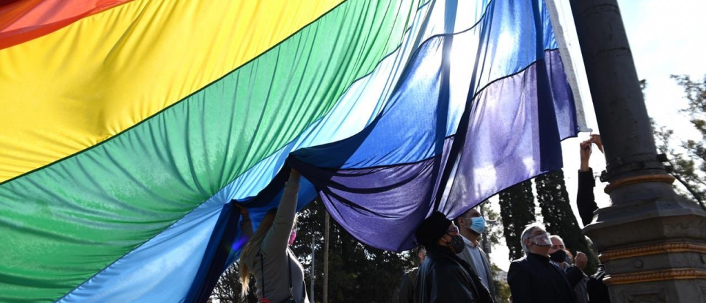 Excombatientes de Malvinas intentaron bajar la bandera LGBT en Córdoba