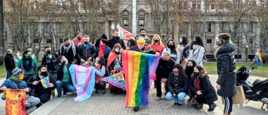 Intentaron impedir el izamiento de la bandera LGBT en Rosario